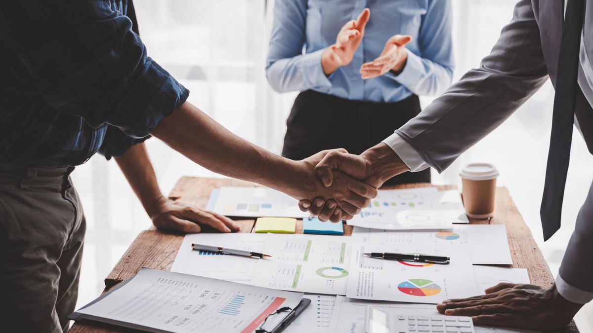 Compact finance templates on a desk